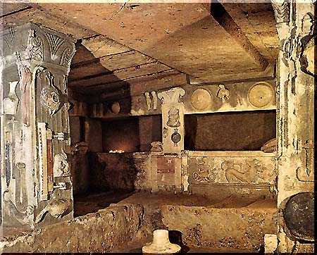 tumba etrusca con relieves